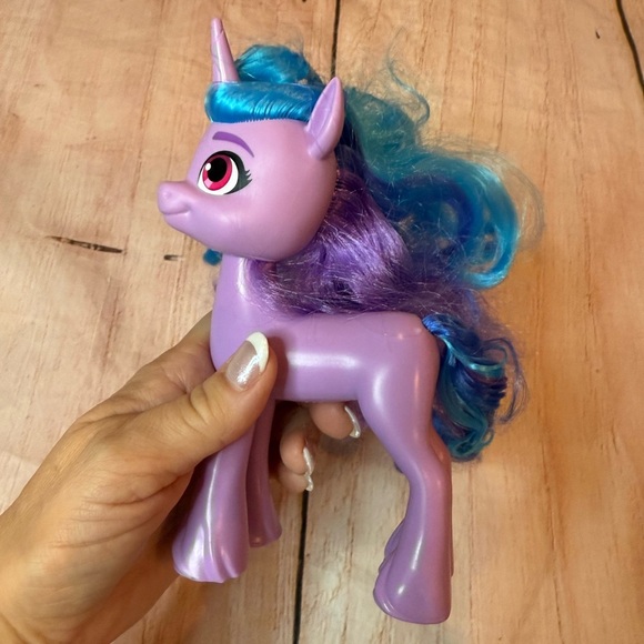 My Little Pony Izzy Moonbow Best Movie Friends Unicorn Figure Purple 7" - Picture 2 of 7